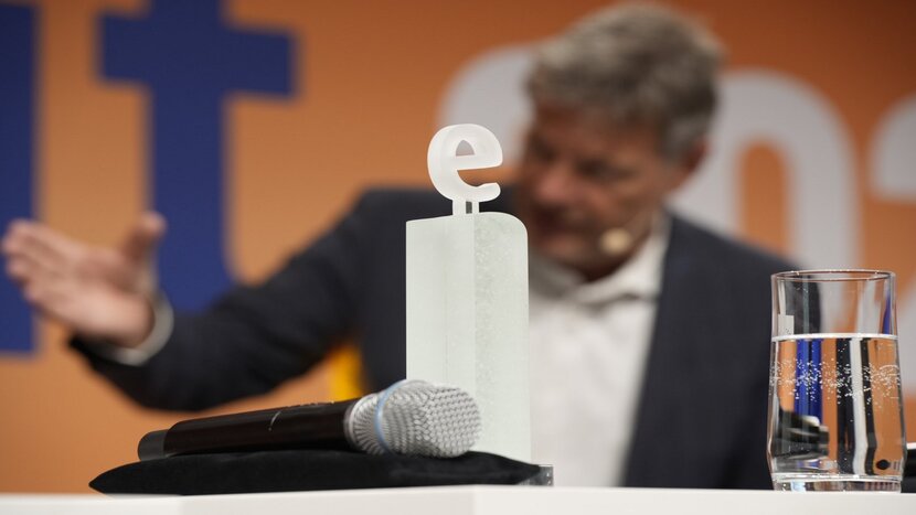 Robert Habeck prämiert bei der ZVEI-Veranstaltung innovative Ideen: die Gewinner des Electrifying Ideas Award. 